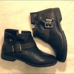 🌹🌹BCBG booties EUC 👀✔